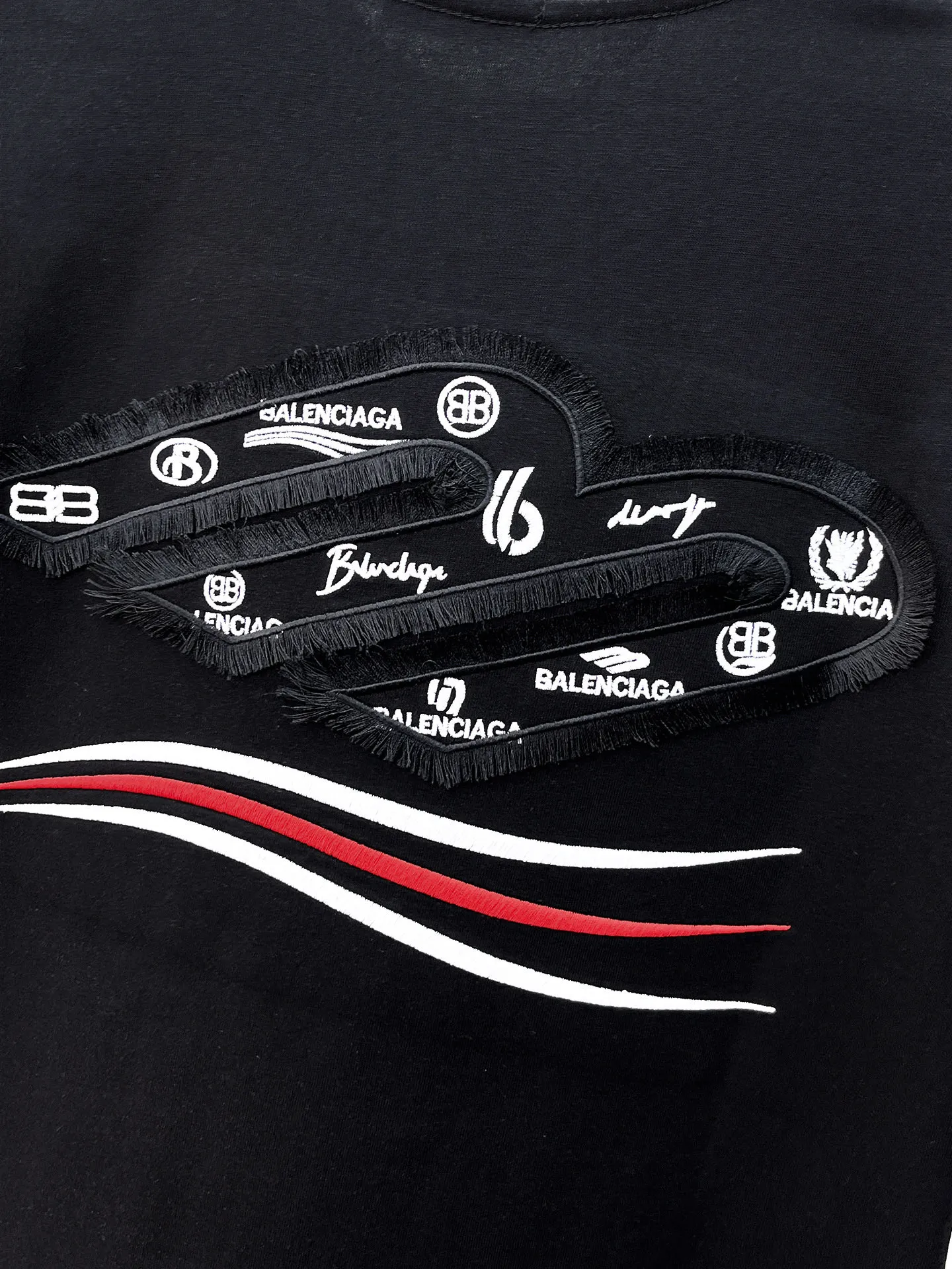 Balenciaga's high-end top-quality products 🐮2026 Spring and Summer New Arrival first counter, the latest New Arrival short-sleeved round neck T-shirt, Premium customized design, avant-garde and fashionable! Brand logo heavy craftsmanship design Premium customized 260g fabric. Soft to the touch. Comfortable to wear. Counter-level exquisite stitching. Fine workmanship. The upper body effect is incomparably handsome! A must-have item for men and women with the same style! Sizes: S~XXL When placing an order, please state your height and weight. The maximum wearing size is 210 pounds (one size larger)